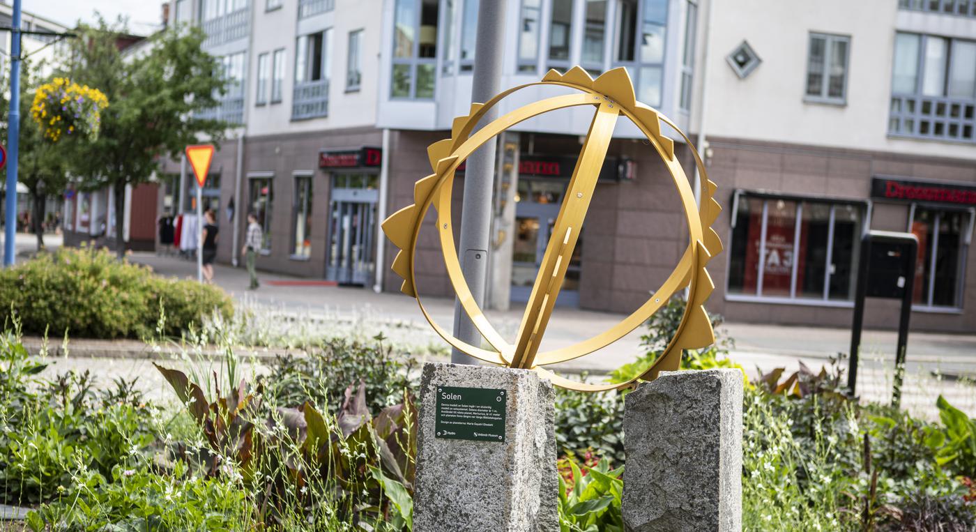 En metallskulptur föreställande solen 