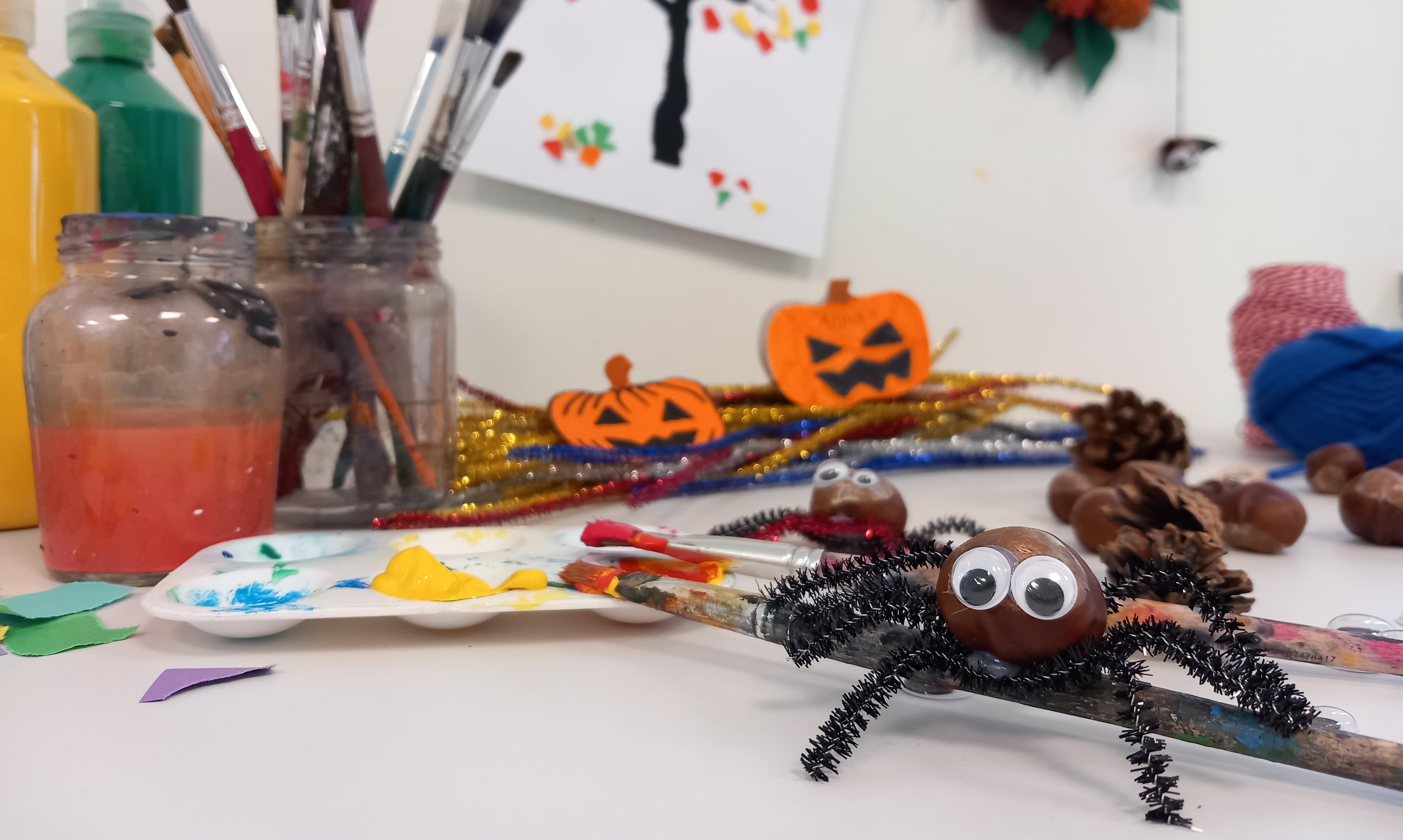 Skapande material med tema höst och halloween