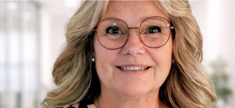 En kvinna med glasögon och ljust hår