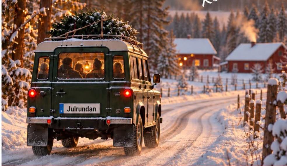På bilden ser man en grön jeep bakifrån som kör i ett vintrigt landskap med solnedgång. I bilen sitter flera människor. Jeepen kör på en vinterväg ute på landet och i bakgrunden syns två röda hus.