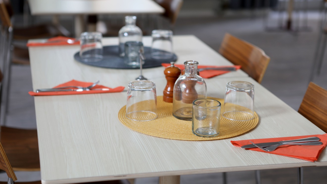Ett bord uppdukat med bestick och glas.