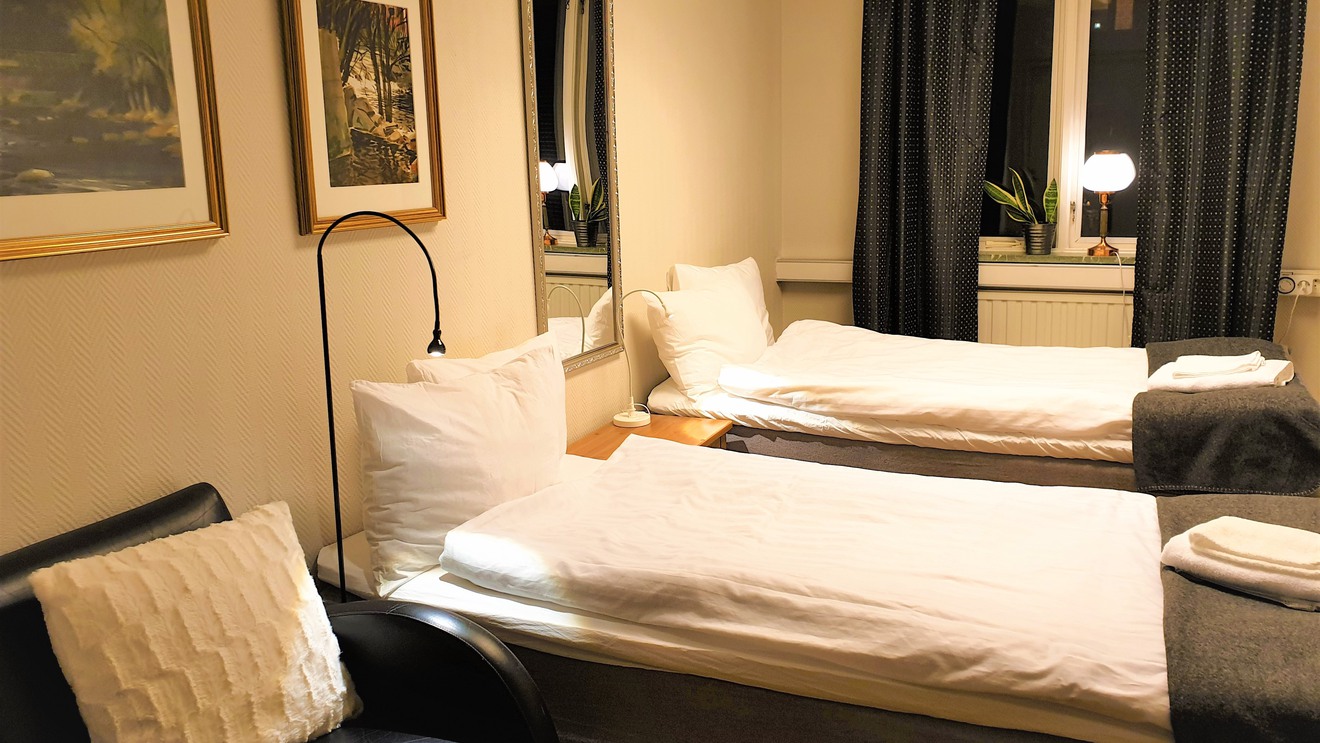 Ett hotellrum med två bäddade sängar.