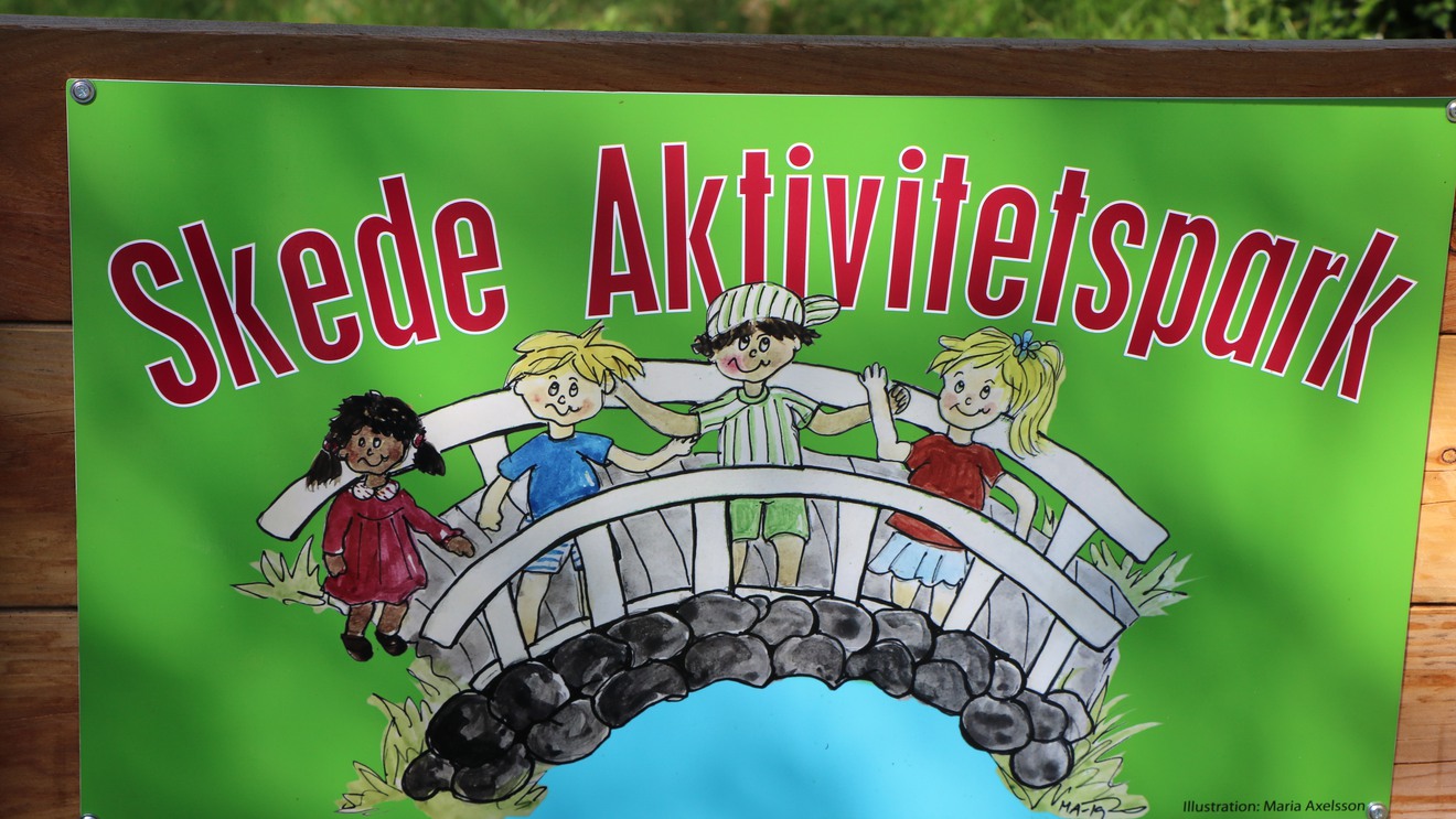 En färgglad skylt med texten Skede Aktivitetspark.