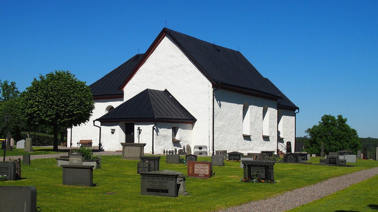 Nävelsjö kyrka en solig sommardag.