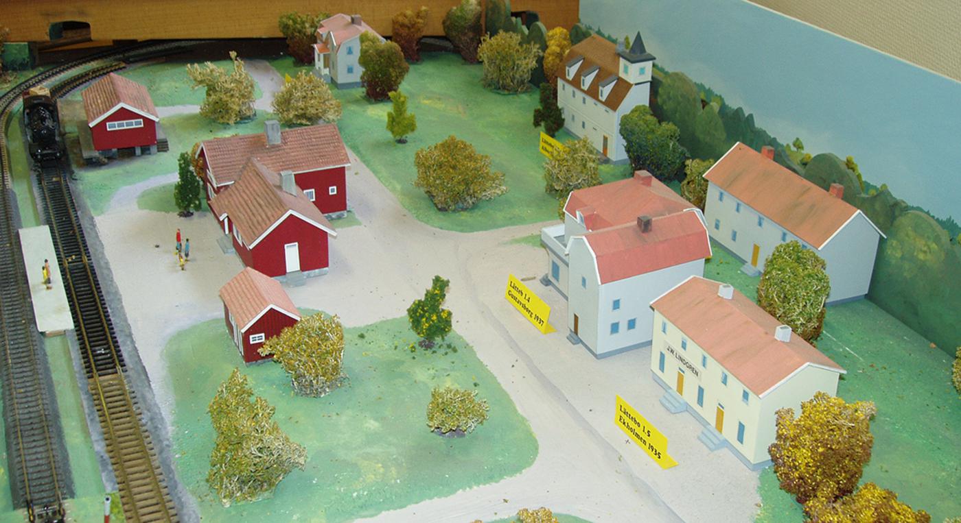 En modellby med modelljärnväg