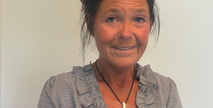 En kvinna med mörkt hår
