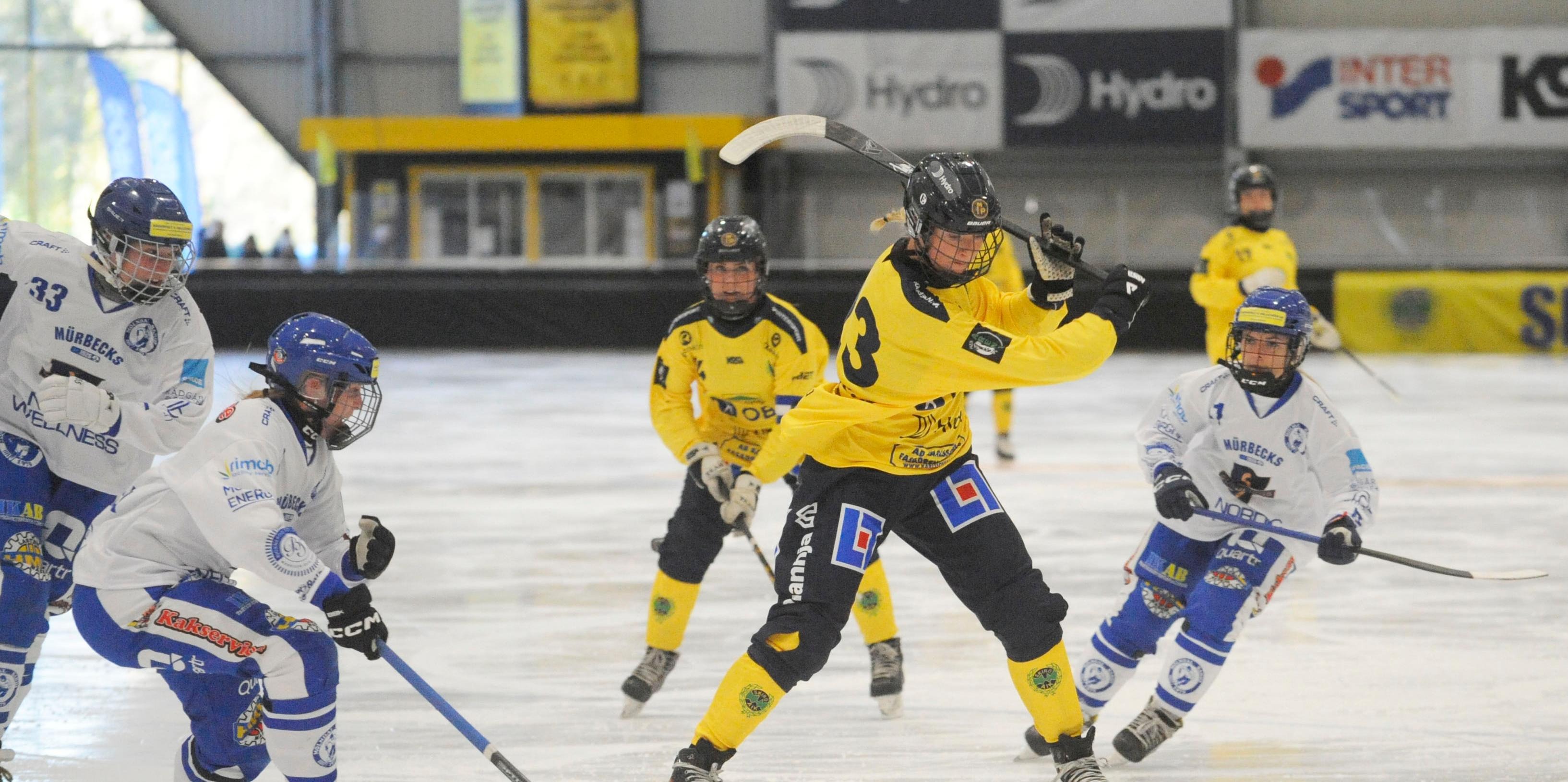 Bella Aronsson laddar för hörna