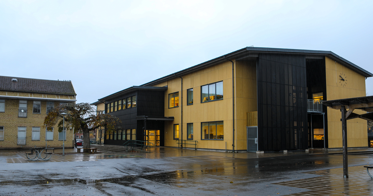 Mogärdeskolan i höstregnet.
