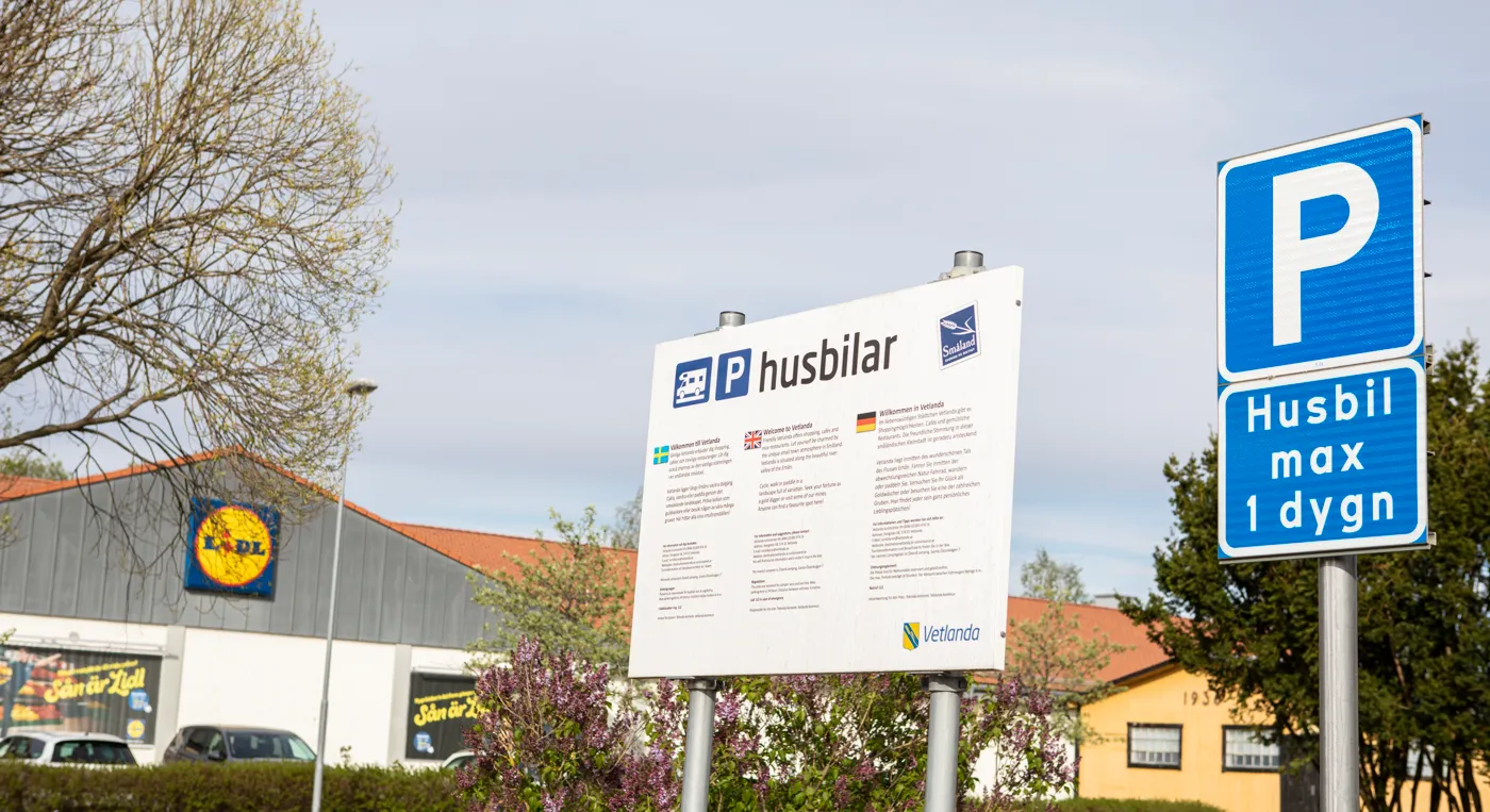 Några gatuskyltar som står bredvid varandra.