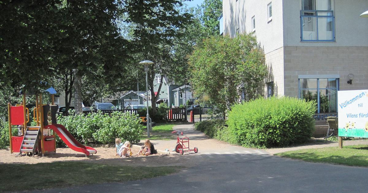 En lekplats i ett bostadsområde.