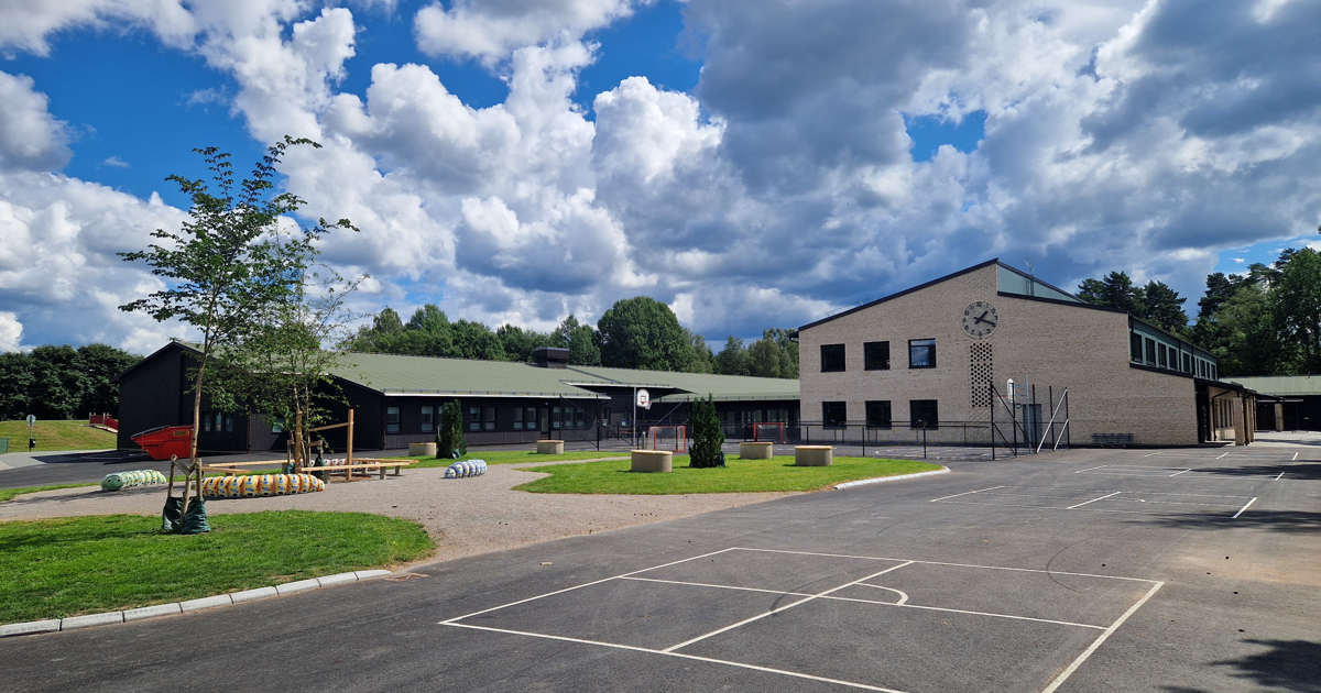 En skolgård med en byggnad i bakgrunden.