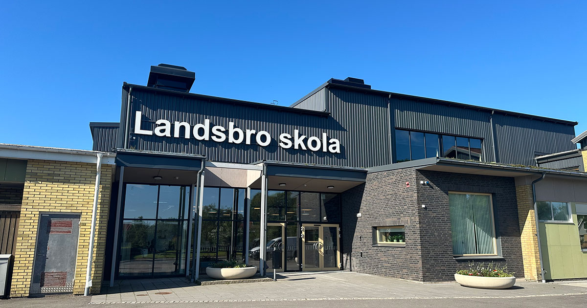 Bild av entrén till Landsbro skola
