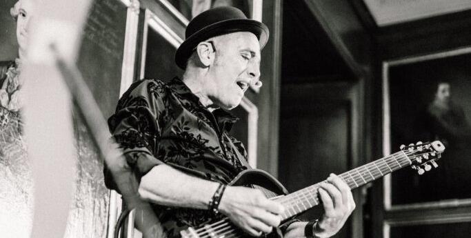 Artisten Stefan Arwidson sjunger och spelar på scen.