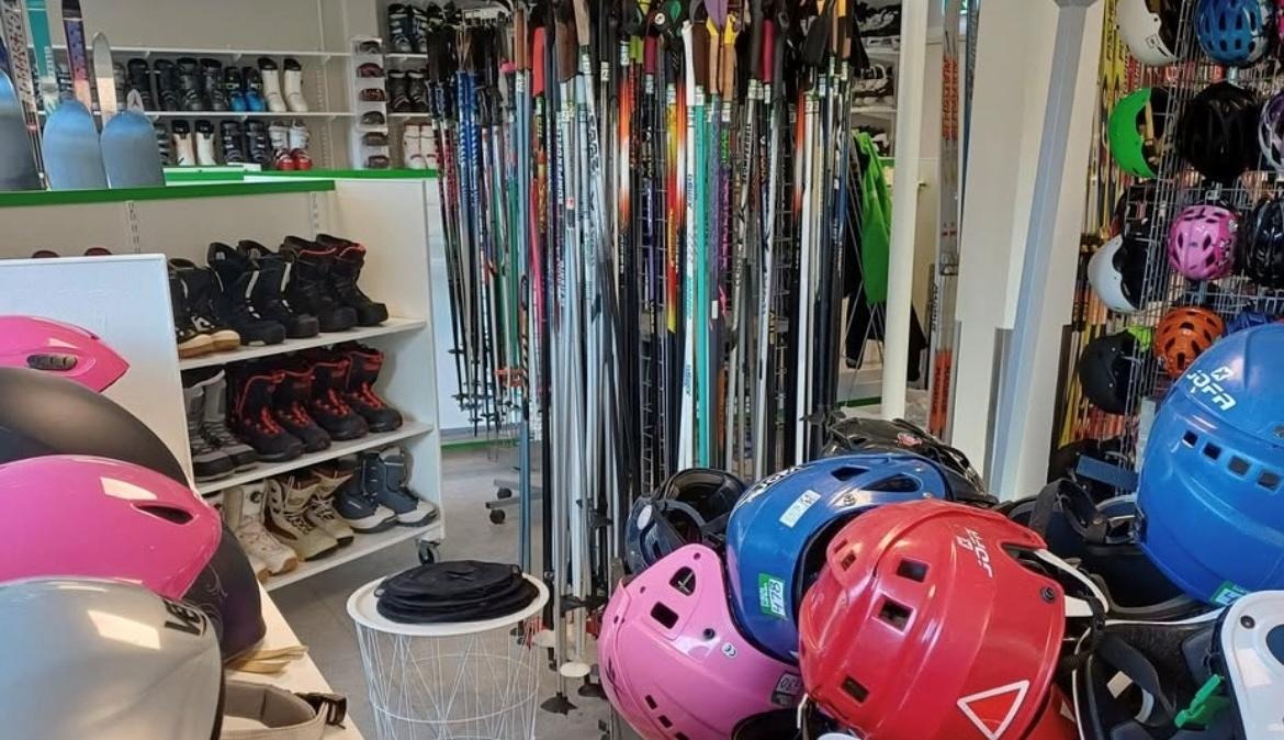 På Fritidsbanken finns det många sportprylar och friluftsprylar att låna.
