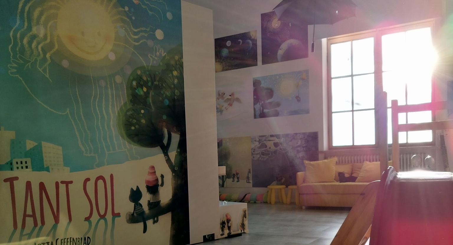 Bilden visar den del av utställningen Bilderbokens Möjligheter som handlar om boken Tant Sol.