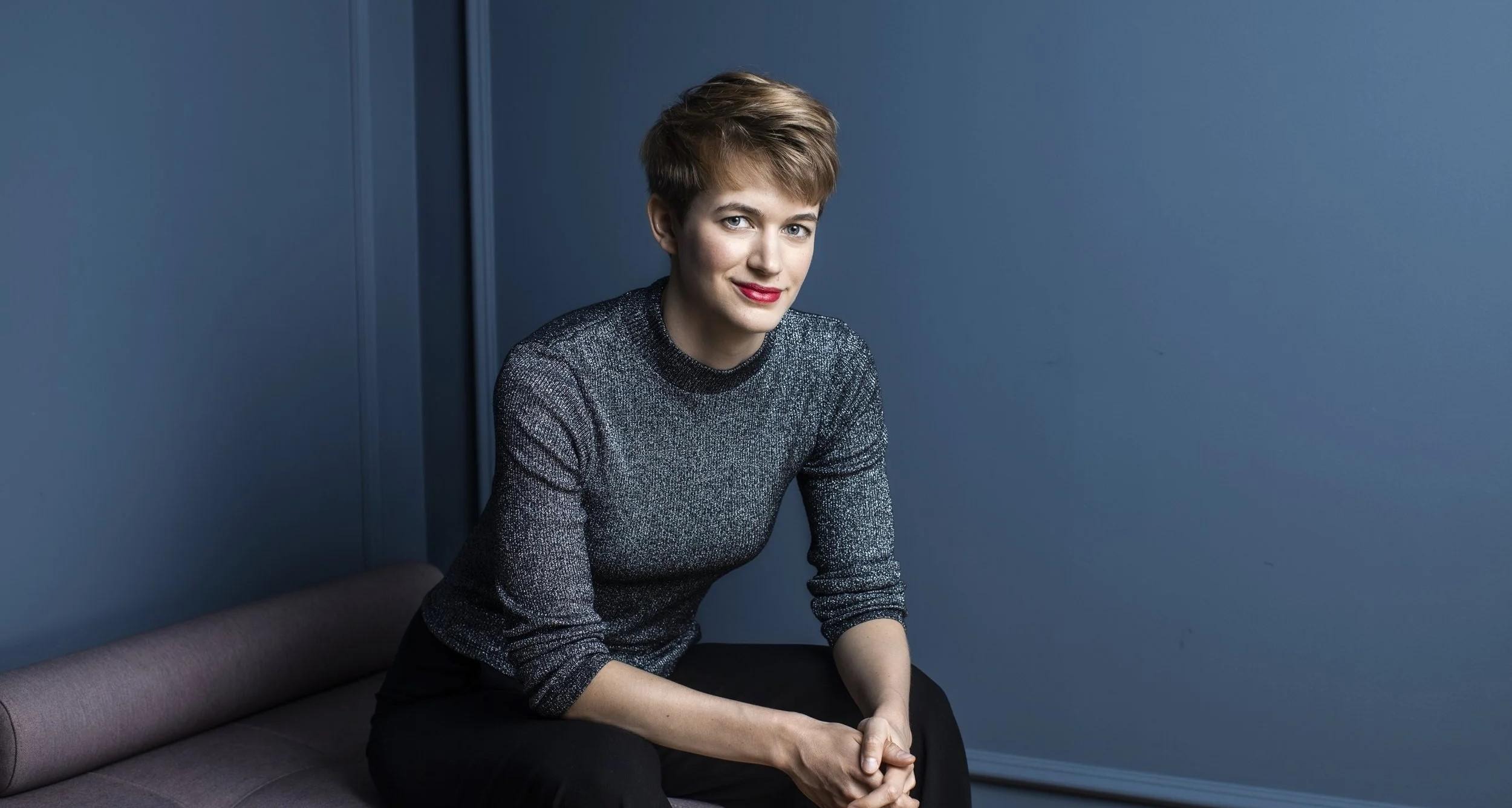 sittande korthårig kvinna