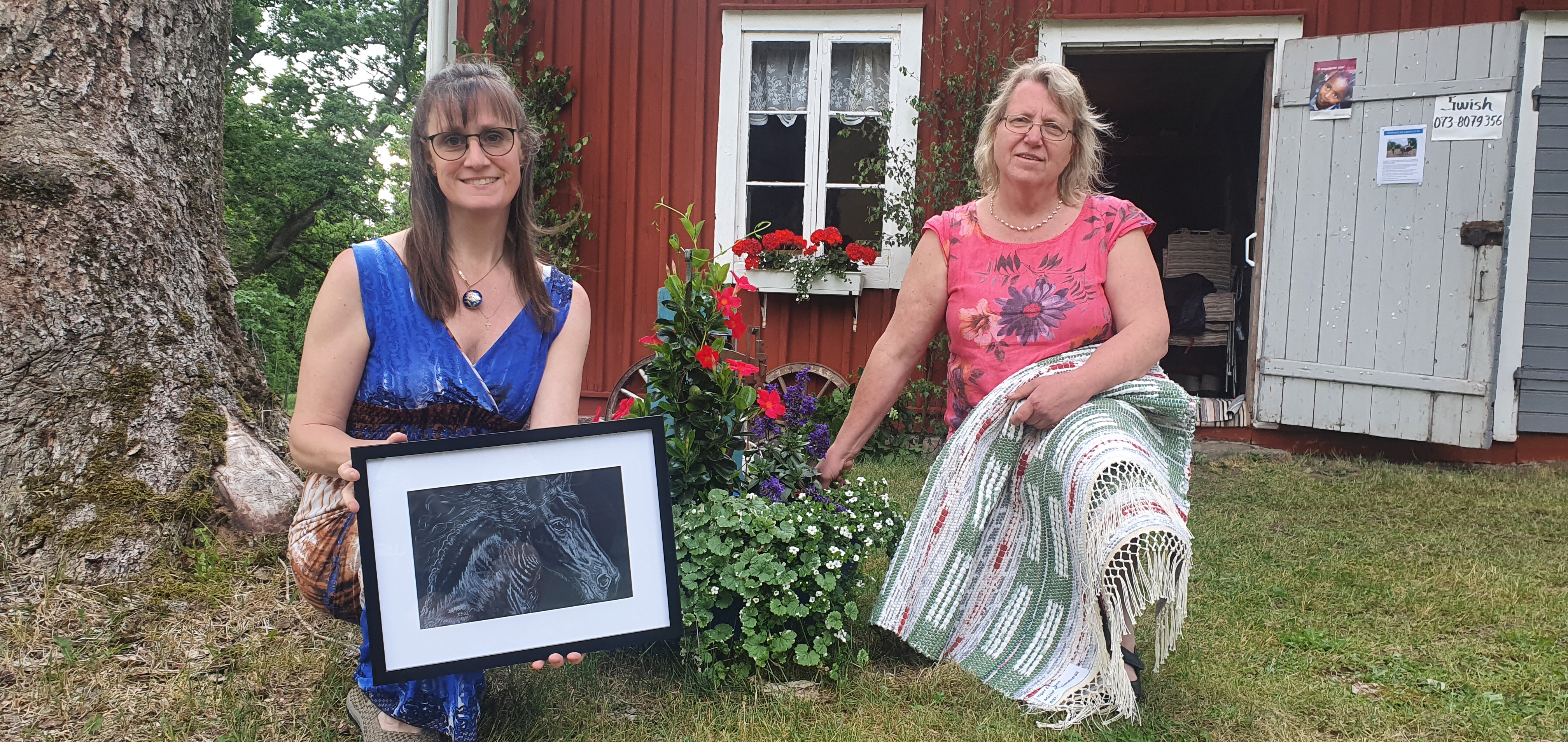 Katarina och Inger Eriksson sitter framför sädesmagasinet i Ryd.