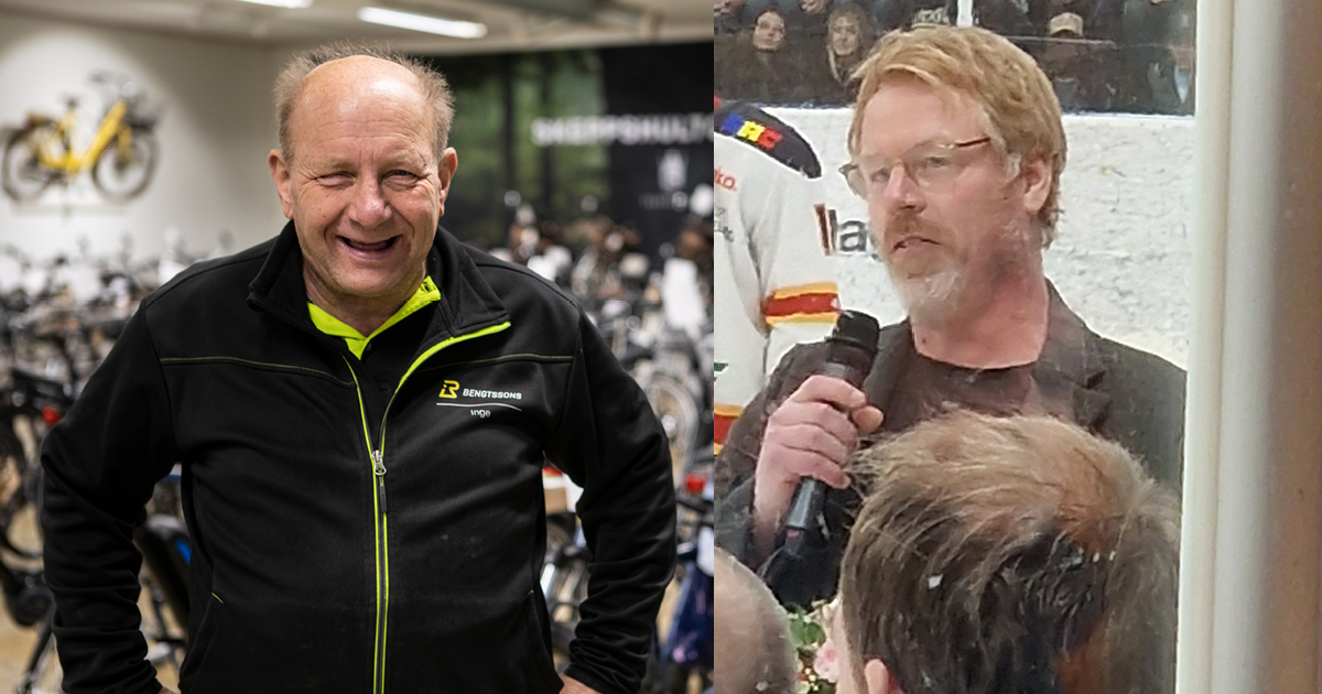 En man framför cyklar och en man med mikrofon