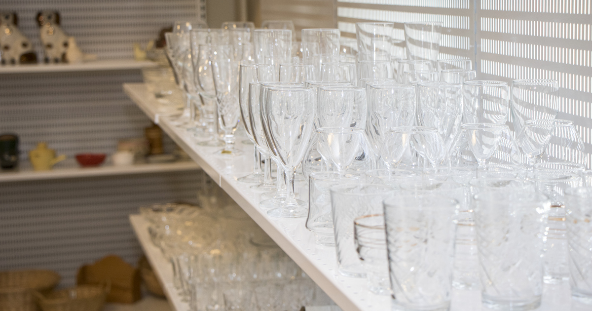 Glas uppställda på hylla.