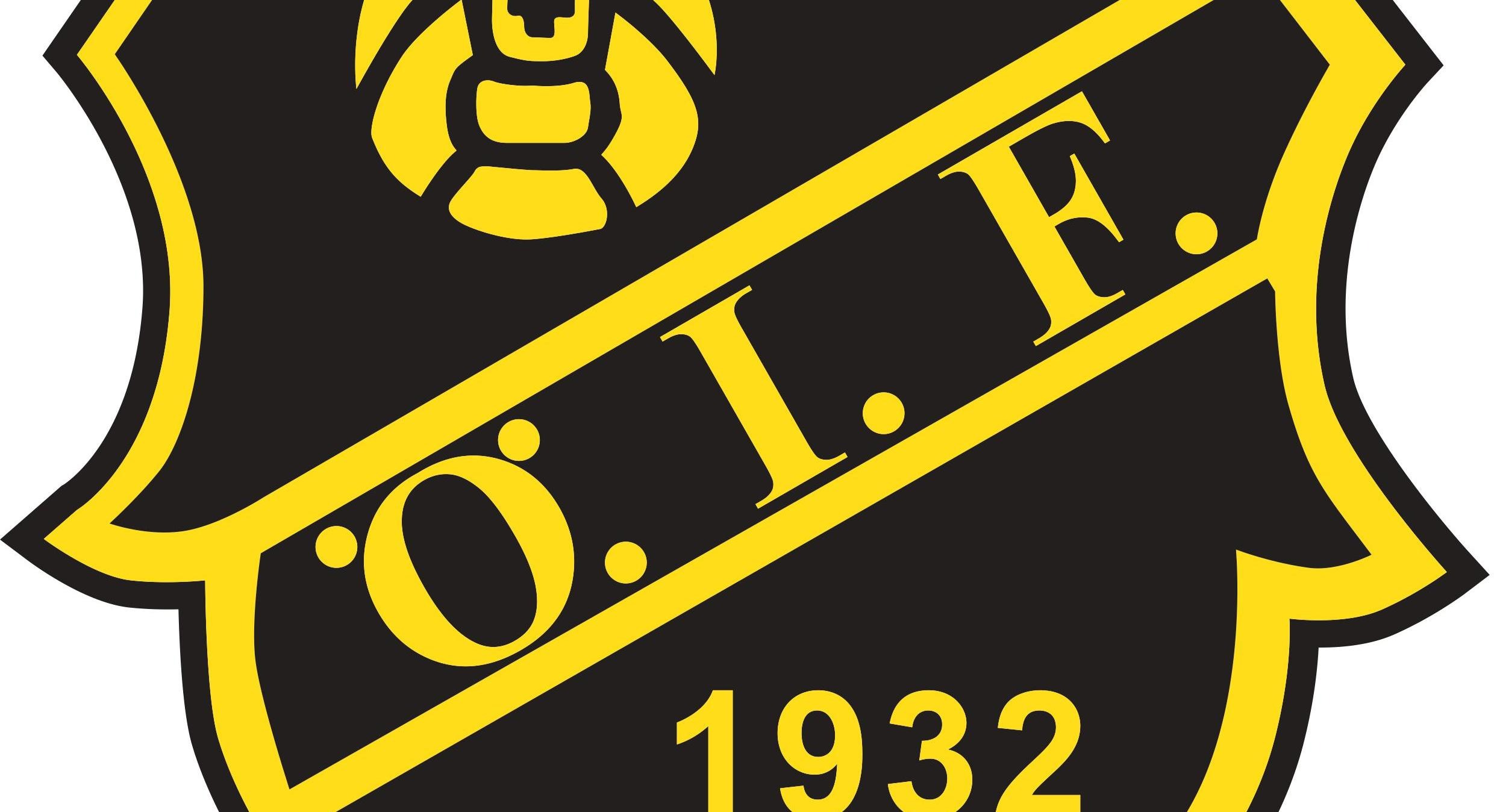 Svart sköld med gul bård, en gammal läderfotboll i övre vänstra hörnet och bokstäverna ÖIF skrivet på snickan och årtalet 1932 i nedre högra hörnet.