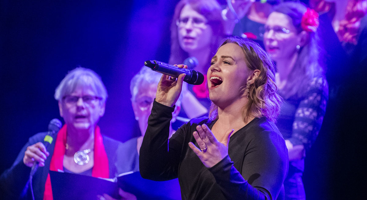 Marica Nietsch sjunger uppbackad av Näsbykören