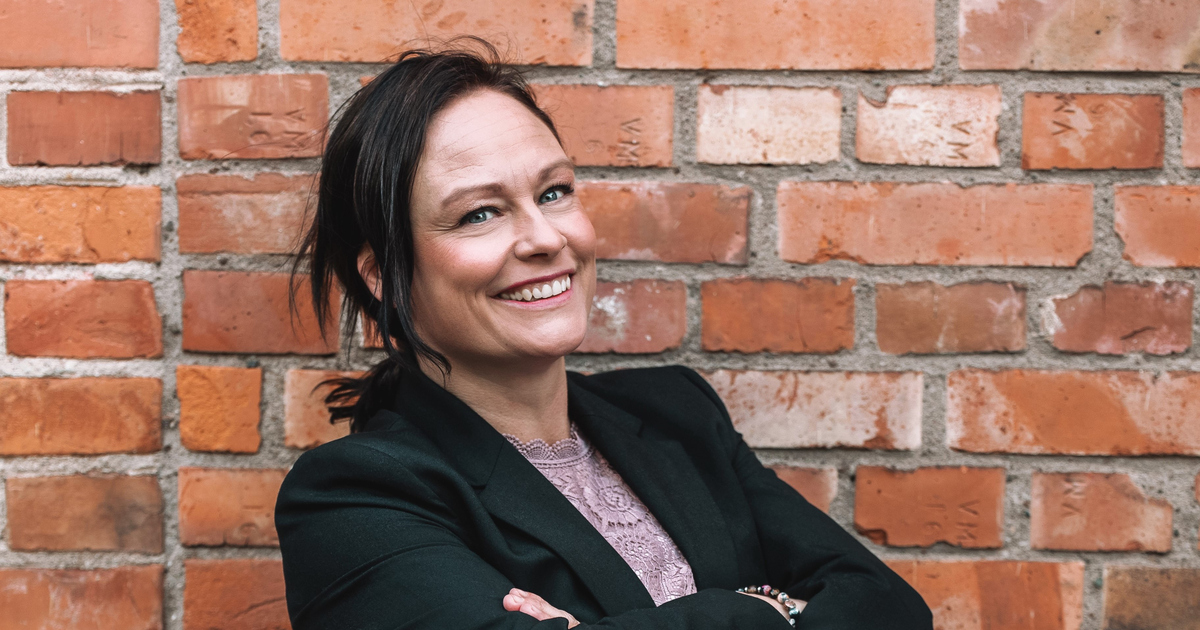 Johanna Friman framför tegelvägg.