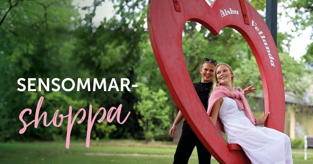 Två tjejer som gungar på ett stort hjärta.
