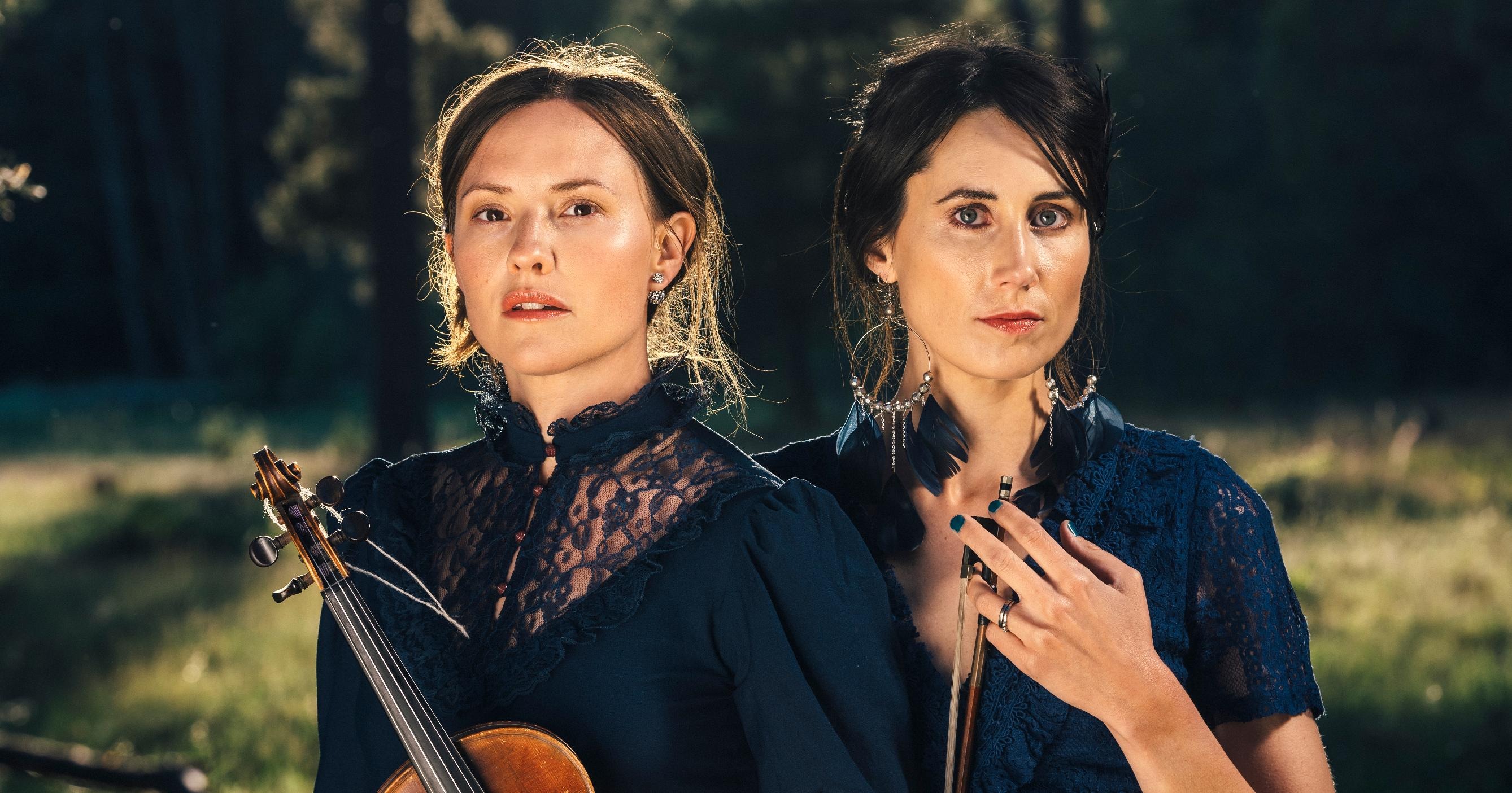 Maja Långbacka  och Matilda Bådagård med fiol