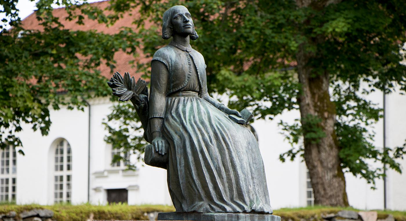 En staty föreställande diktaren och psalmskrivaren Lina Sandell
