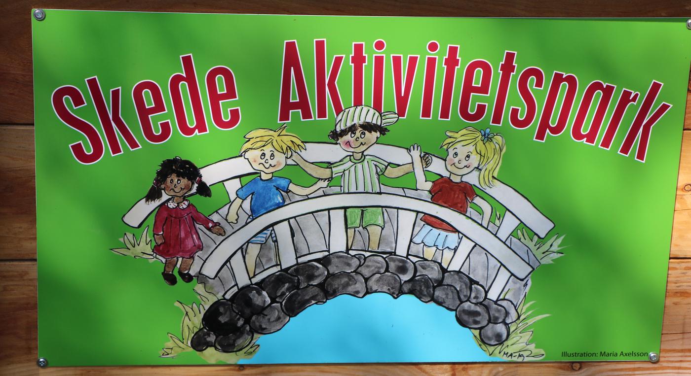 Skylt för Skede aktivitetspark föreställande en bro med fyra barn på