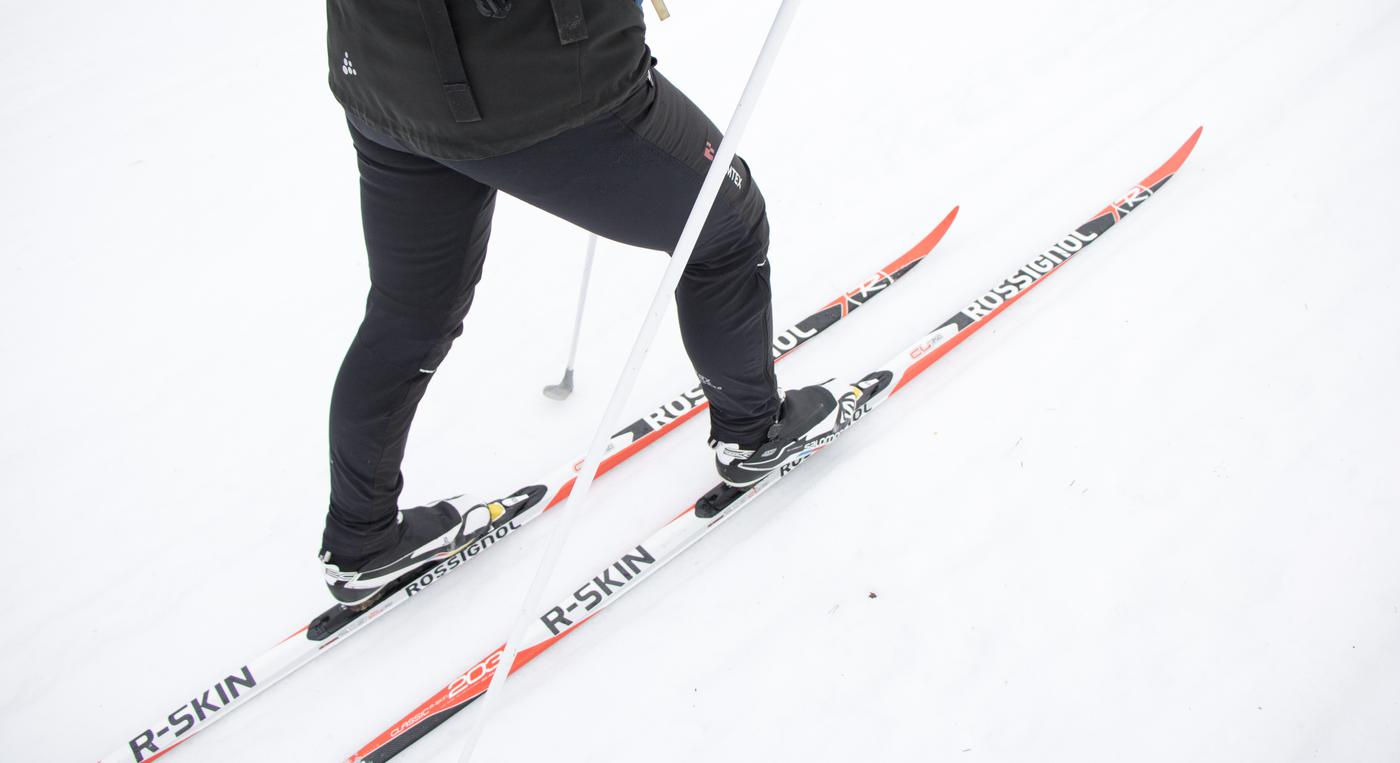 En skidåkare med längdskidor.