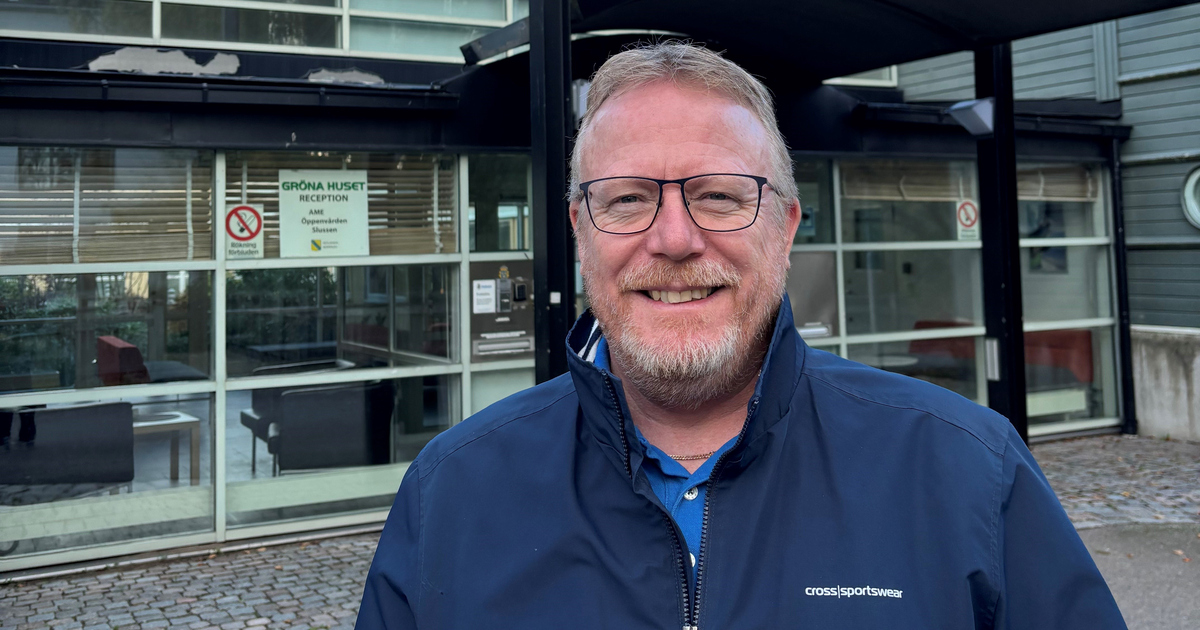 Man i glasögon står framför entrén till socialförvaltningens verksamhet Gröna huset.