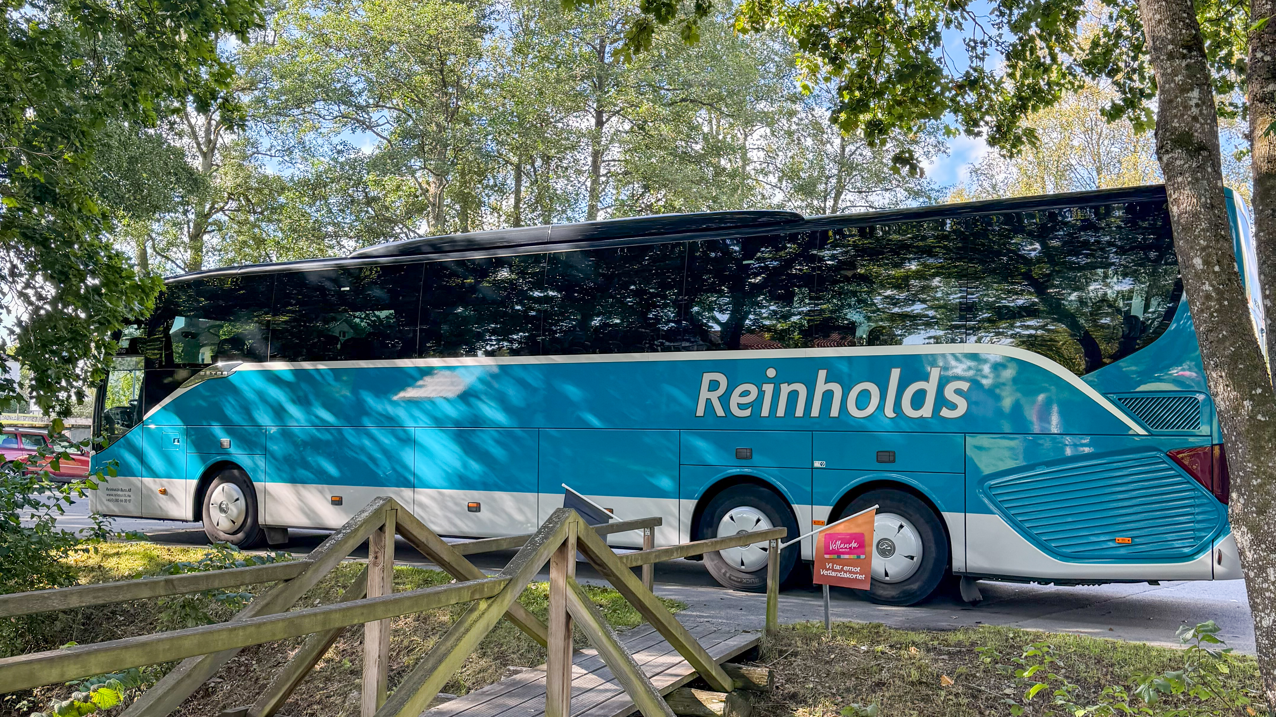 En blå buss.