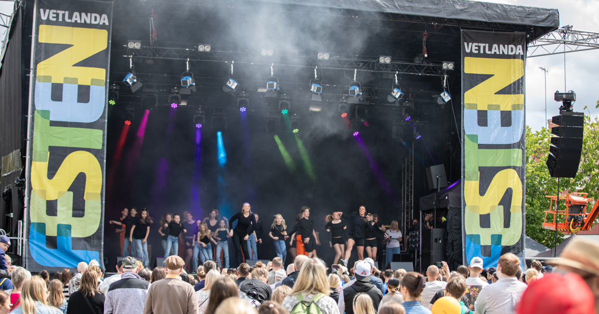 Dansare som uppträder på stora scen