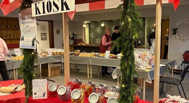 Kiosk med godisförsäljning och bord med varor i bakgrunden