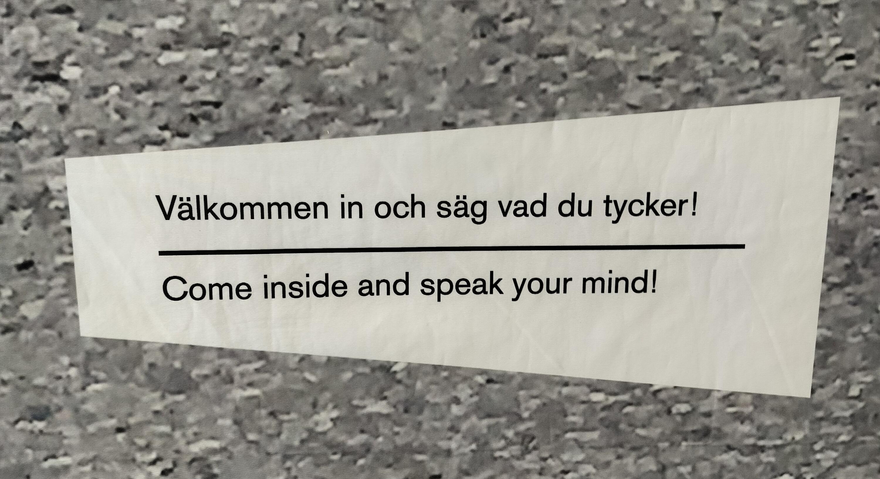 Bilden visar en del av en vepa från utställningen Yttrandefrihetens gränser där det står