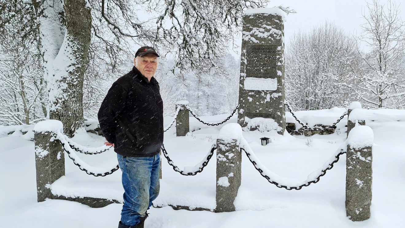 Arne Ahlgren står i snön framför Annette Wilhelminas grav.