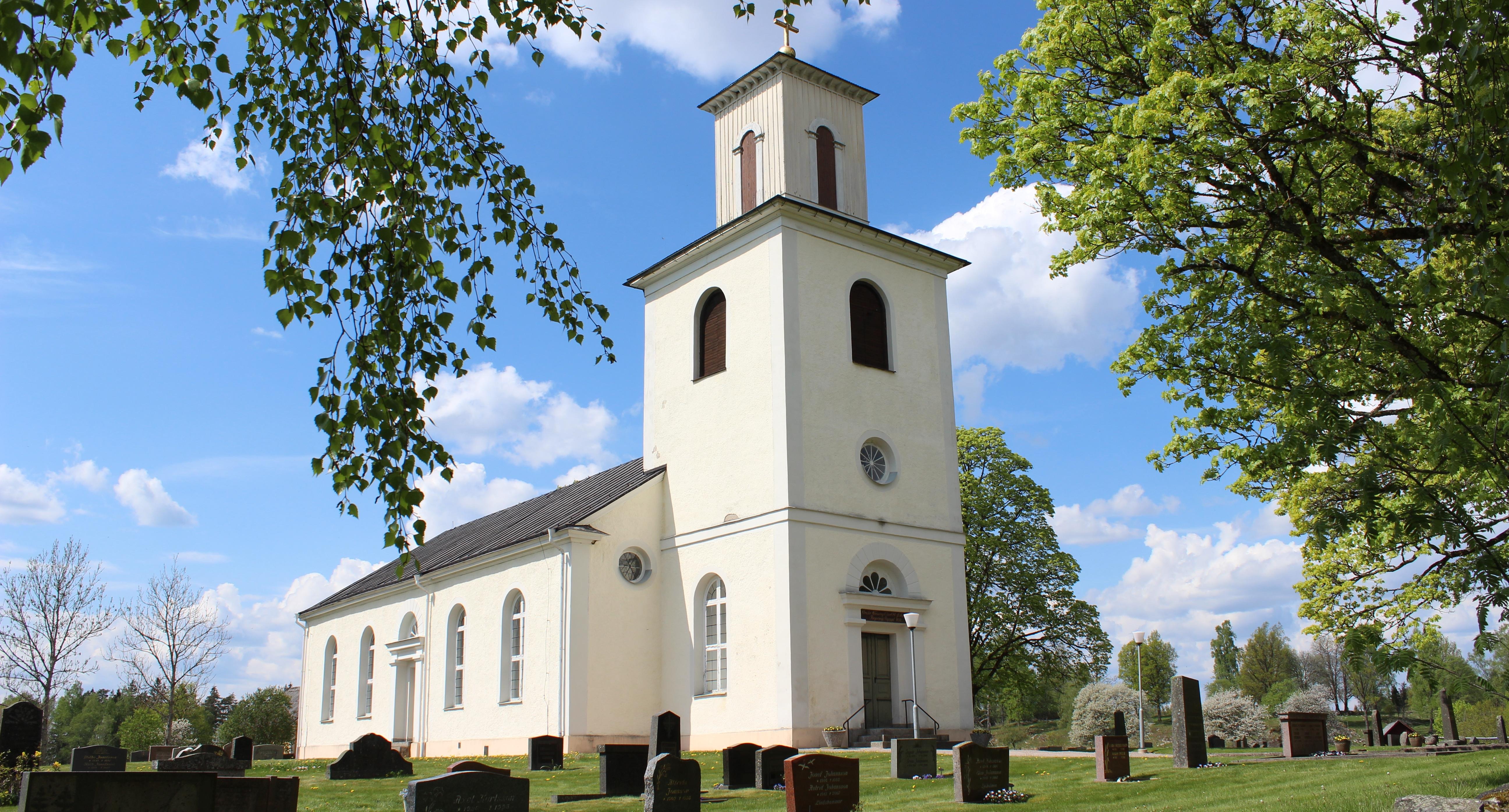 Södra Solberga kyrka i sommargrönska.