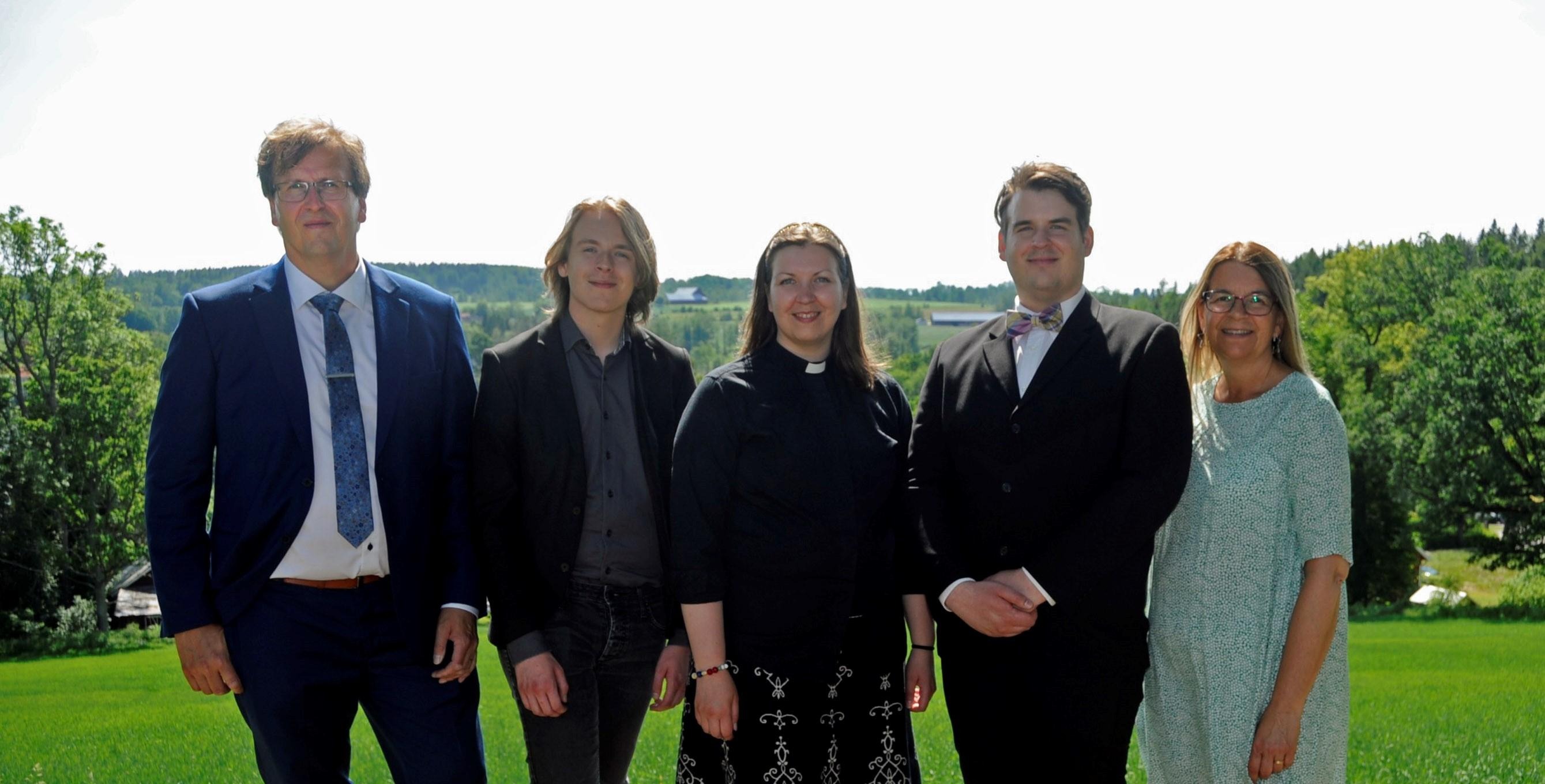 Familjen Jonsson poserar utomhus i naturen.