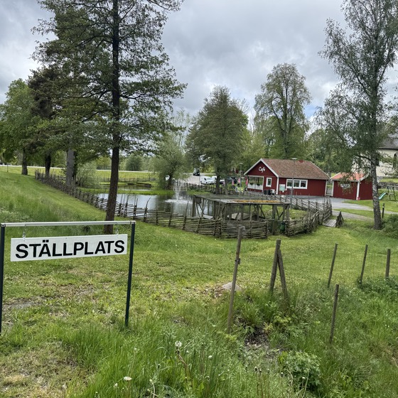 Skylt med texten Ställplats