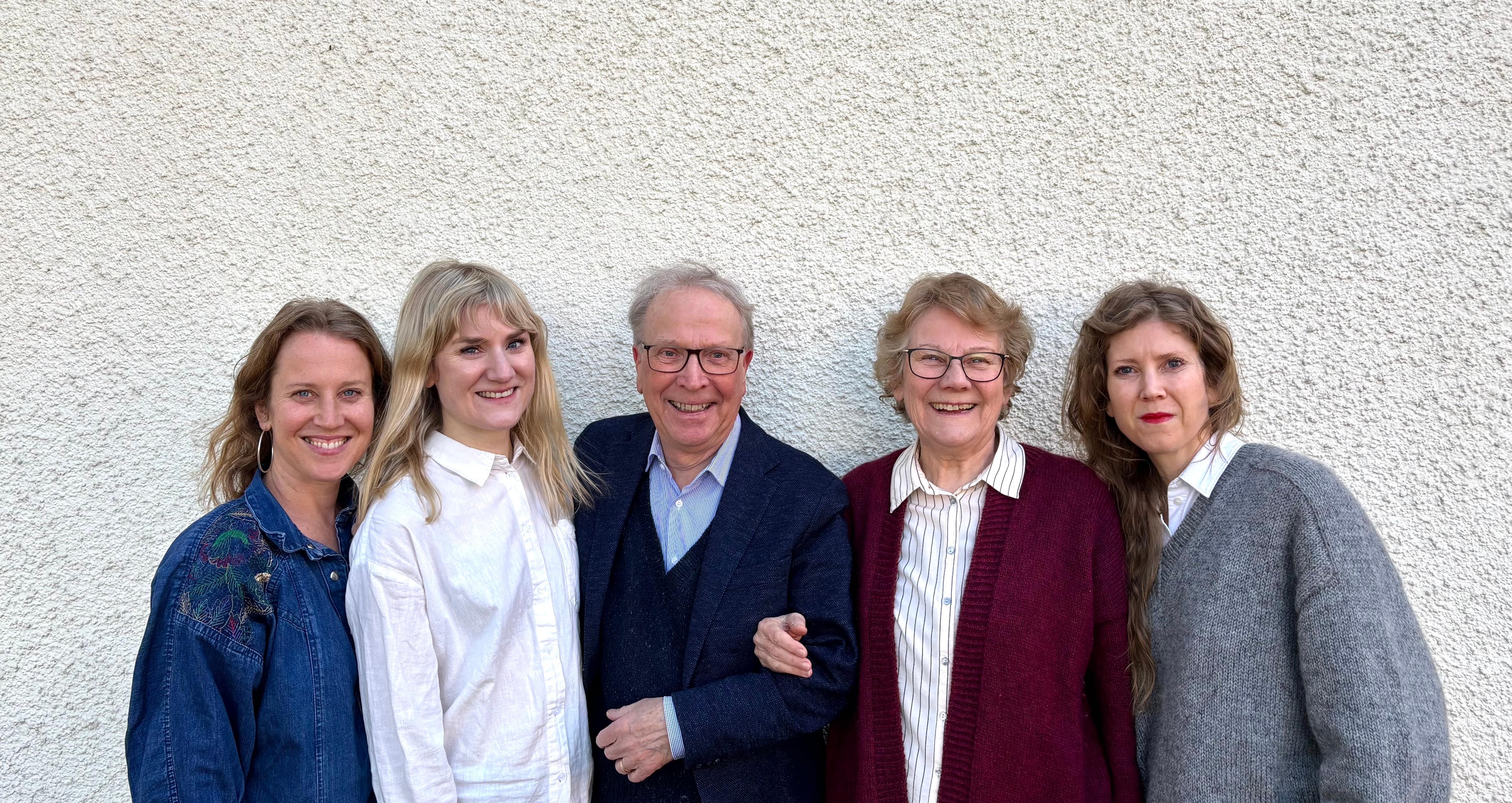 Glada familjen Thorstensson står på rad
