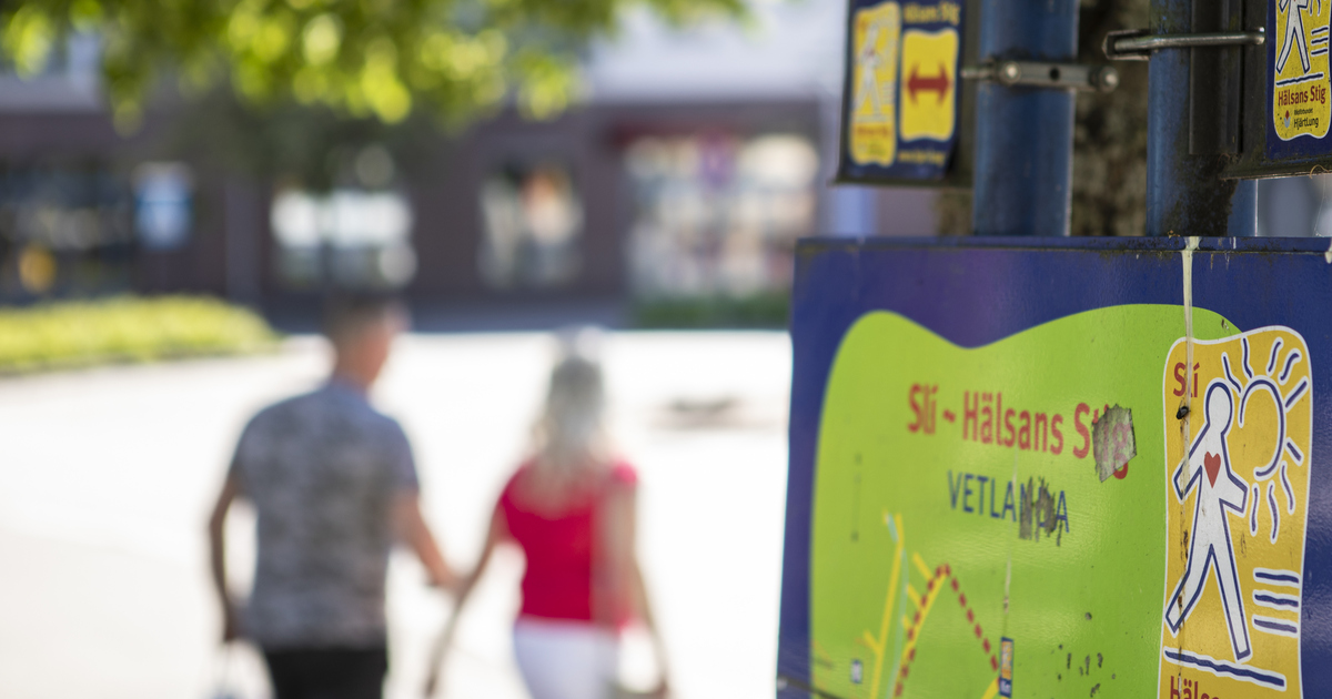 Par som går i sommarstad.