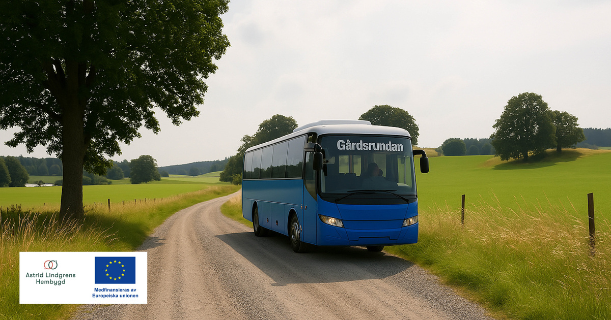 Blå buss kör på grusväg.