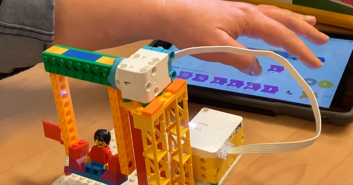 Ett programmeringsbygge med lego.