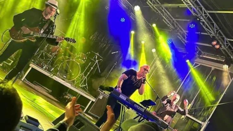 Band på scen med blått och gult strålkastarljus