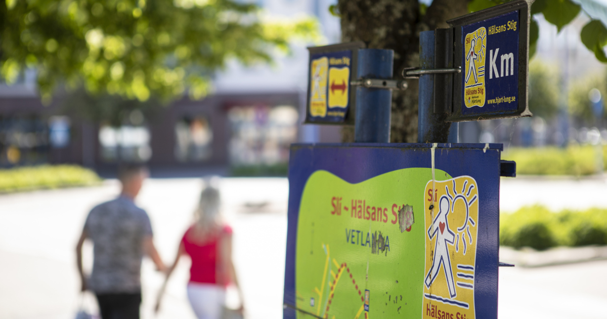 Par som går i sommarstad.