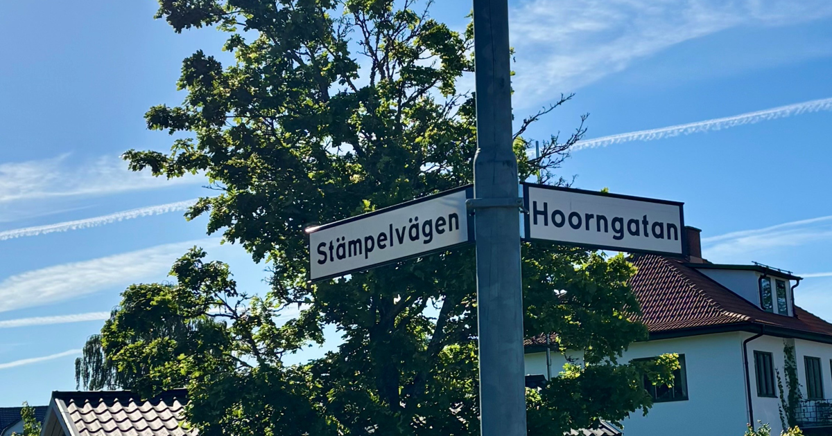 Vägskylt i centralort.