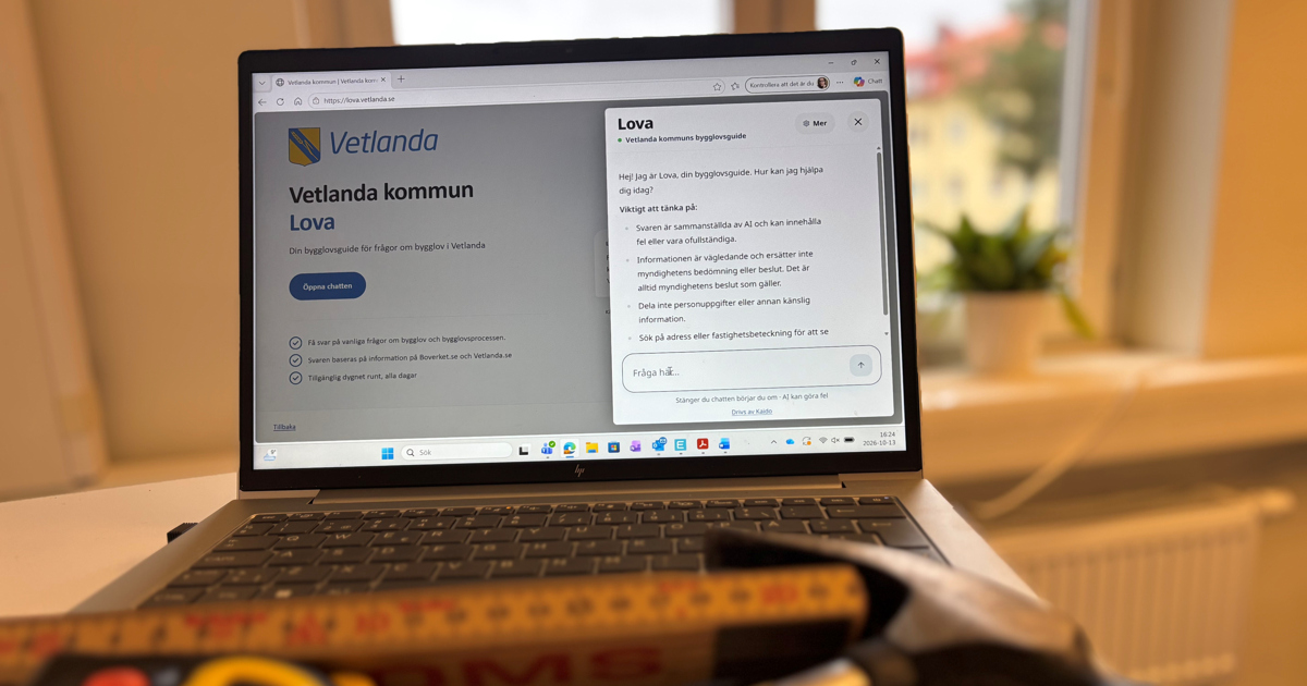 Uppslagen laptop som visar AI-tjänsten på skärmen, verktyg i förgrunden.
