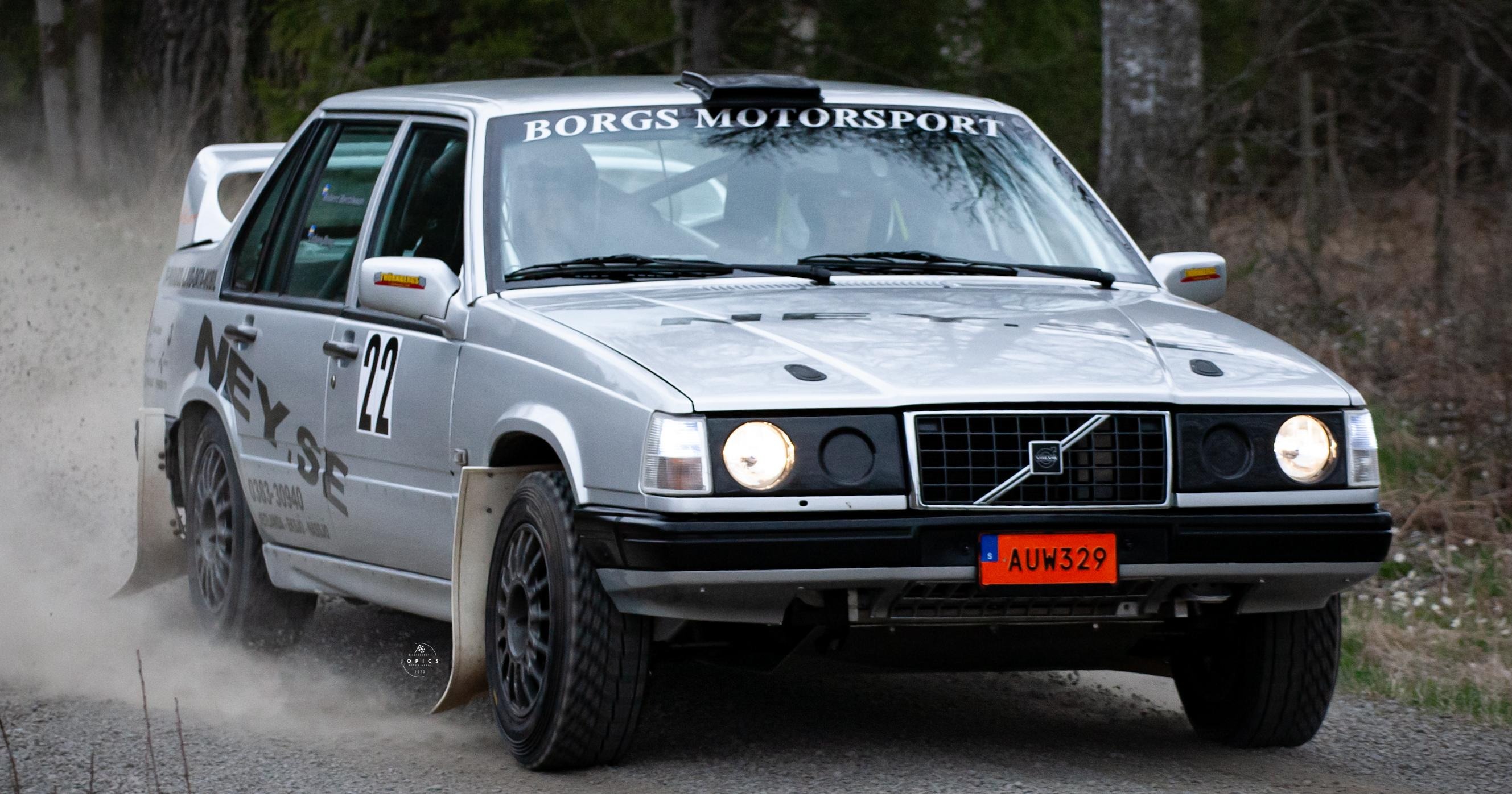 En rally bil som tävlar