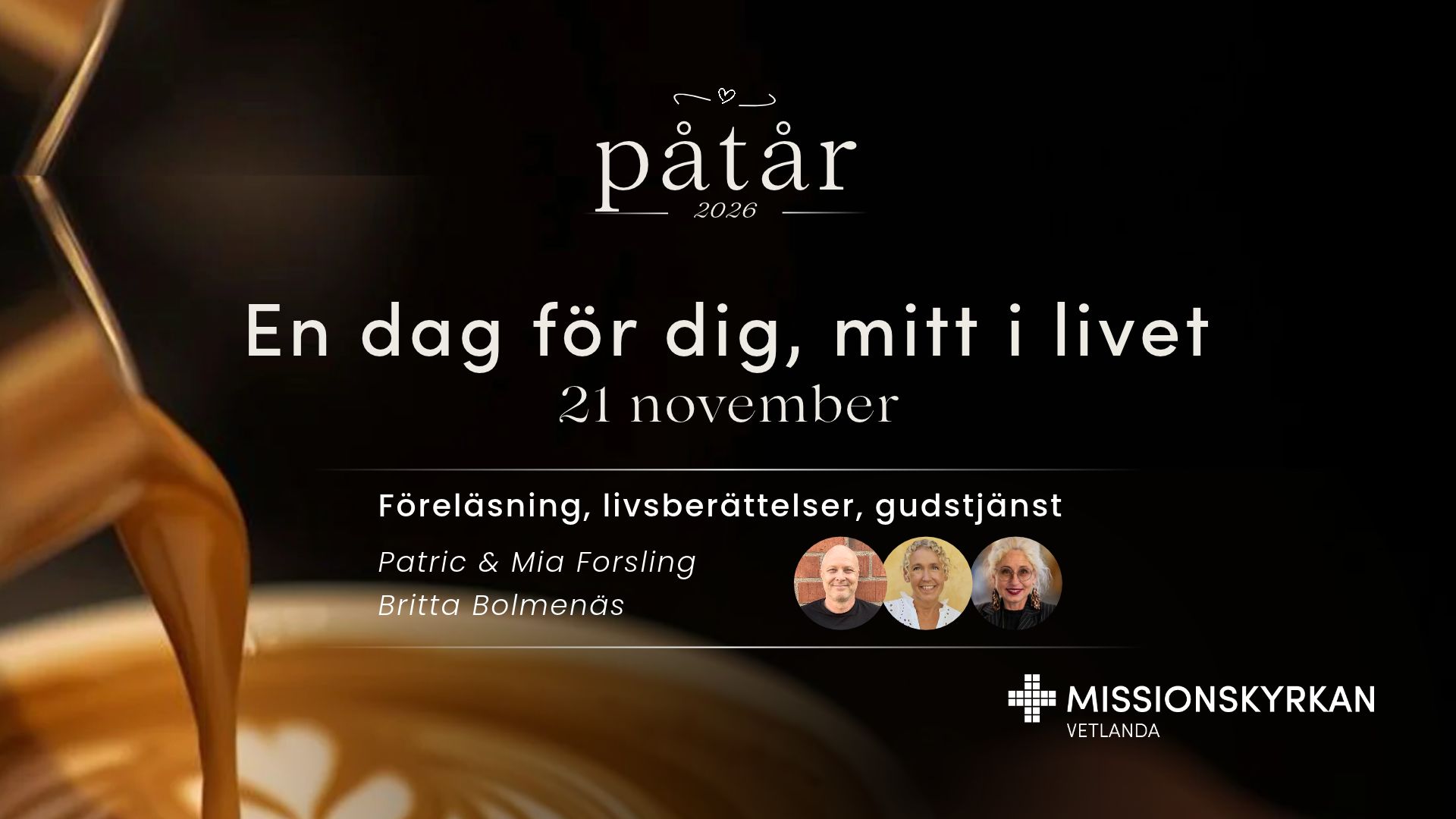 En mörk bakgrund där någon häller upp kaffe, som är varmt kolafärgat, i en mugg. Framför bilden finns texten